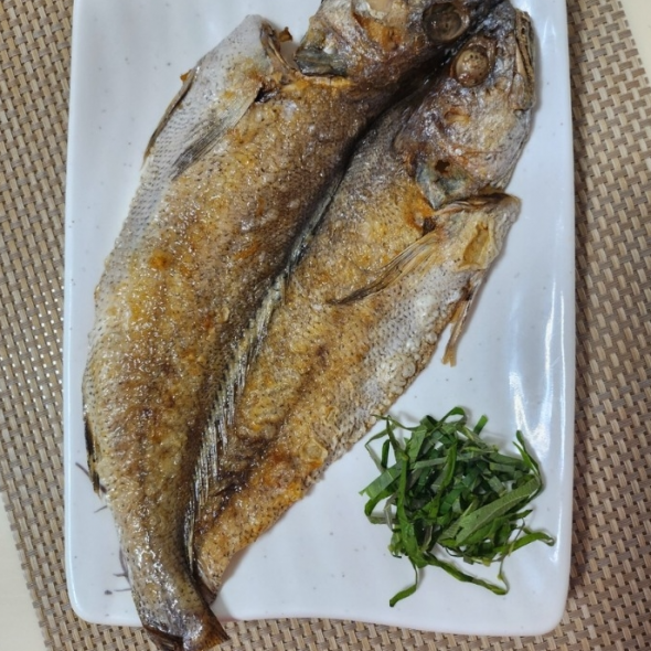 [추석] 홍지수산 1마리씩 포장된 제수용 통으로 민어  밥반찬 펼쳐진 민어 생선세트
