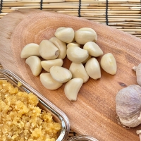 진하게 퍼지는  알싸한 맛의  깐마늘